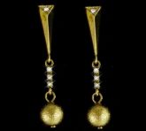Brinco dourado com strass