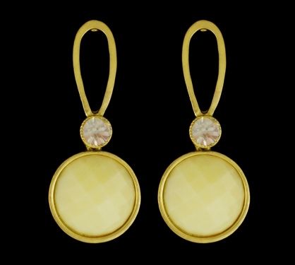 Brinco dourado com strass e perdra